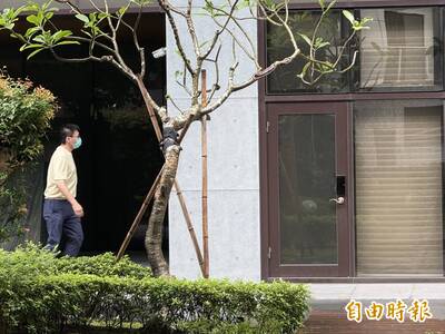 遭爆負心離婚  趙建銘延宕1小時現身診所看診