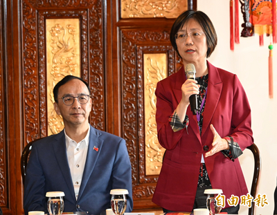 翁曉玲插隊不意外......因為是慣犯 昔搶C位被朱立倫當眾洗臉！
