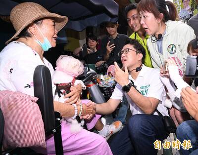 沈伯洋掃街遇「狗狗戴頭套」！ 阿嬤無奈曝原因：怕吃到老鼠藥......