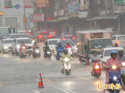 豪雨持續轟炸！嘉義縣深夜逆轉  6縣市8/24停班停課