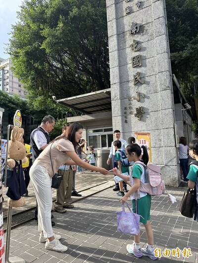 玉女歌手竄紅消失19年 開學日亮麗站國小校門護童