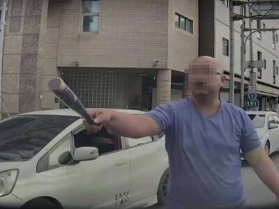 開車按喇叭險遭狂男砸車！彰化街頭驚傳「球棒隊」暴力