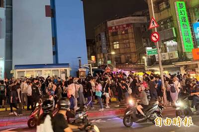 畫面曝！沈伯洋公館商圈掃街  人未到「洋流」先擠爆夜市