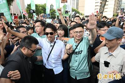 太瘋狂！ 3萬人擠爆愛河灣   沈伯洋、賴瑞隆合體寸步難行