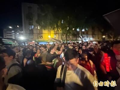 沈伯洋再訪內湖737 數百洋流包圍港富公園 老大哥全身痠痛也要來挺