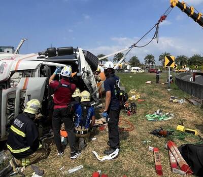 國1新營交流道南下入口水泥車翻覆  駕駛一度受困
