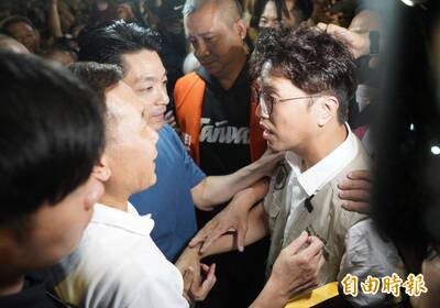貼臉開大！萬華宮廟餐會遇蔣萬安  沈伯洋下戰帖遞辯論邀請書