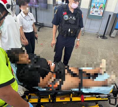 新竹車站婦人躁動拉扯座椅 警方到場協助強制送醫