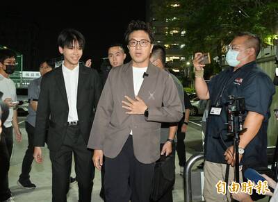 被爆國中拿椅打架！沈伯洋笑「打輸了」：挖到0歲都沒問題