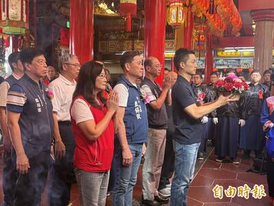 蔣萬安遇2寶爸學弟要合照 近距離突襲稱「這次支持沈伯洋」