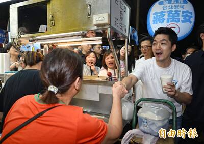 蔣萬安內湖737夜市掃街「握手遭拒」   店家嫌吵：沈伯洋都會慢慢走