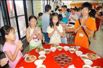 「過堂吃飯」也是光德寺暑期兒童成長佛學夏令營的修行課程之一。（記者蘇福男攝）