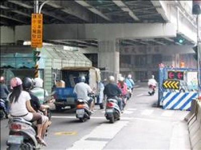 頂罪案中車禍肇事地點，民權西路與延平北路交叉口，由於捷運施工，使得交通更加壅塞。（記者孫友廉攝）