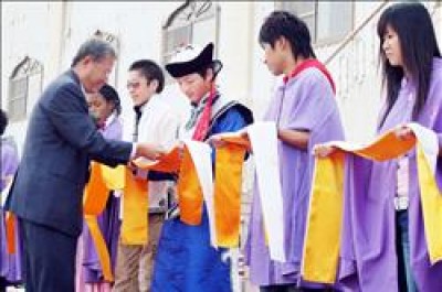 南華大學校長陳淼勝（左一），為蒙古外籍生特若（戴帽者）進行始加禮。（記者楊國棠攝）
