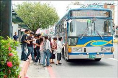 高市一○○號百貨專線公車是收入最好的公車，幾乎座無虛席。（記者侯承旭攝）