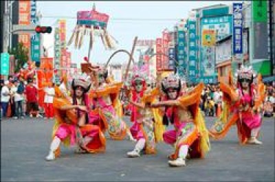 全國青少年八家將及官將首大賽在屏東登場，參賽陣團虎虎生風架式十足。（記者李立法攝）