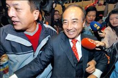 立委選舉結果昨晚出爐，國民黨大獲全勝，立法院長王金平前往中央黨部時受到民眾歡迎。（記者張嘉明攝）