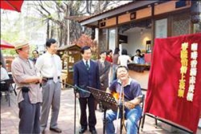 「談文論藝與聆聽王明哲民謠演唱」藝文饗宴在赤崁樓舉行，市長許添財等人到場聆聽。	（記者吳幸樺攝）