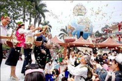 雲林桐花祭昨日登場，與會貴賓在台上灑桐花，讓台下民眾感受「四月雪」。（記者黃淑莉攝）<br>