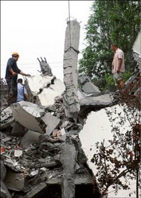 汶川地震造成都江堰市聚源鎮的聚源中學被震垮，恐怕有近九百名學生被活埋，大批救難人員十二日忙著在瓦礫堆中尋找生還者。（美聯社）