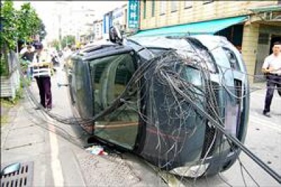 ＜超扯＞貨物勾纜線 拔5電桿砸2車 - 社會 - 自由時報電子報
