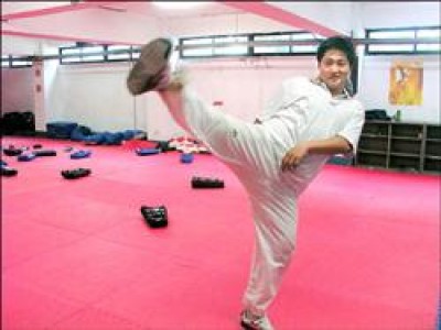 高銘鍵是國內最年輕的跆拳中級教練，求學時期也曾奪下世界杯跆拳錦標賽的銅牌。（記者羅正明攝）<br>