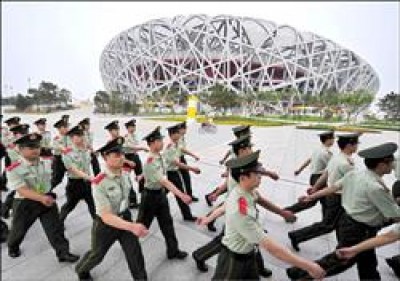 中國武警三十日在俗稱「鳥巢」的北京國家體育場外巡邏。中國官方宣稱在奧運期間會加強安全戒備，但卻拒絕透露近來連串公車爆炸案的詳情，同時北京奧運新聞中心還封鎖政治、人權有關的網頁，讓各國記者抱怨連連。（法新社）