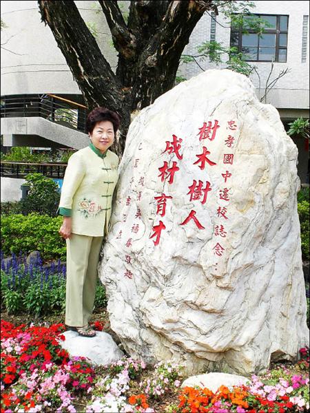 忠孝國中退休英語教師洪麗琴獲得第三屆教育奉獻獎。  （記者黃文鍠攝）