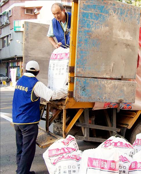 南市紙錢集中燒載運量一路攀升，居全國之冠。(記者蔡文居攝)