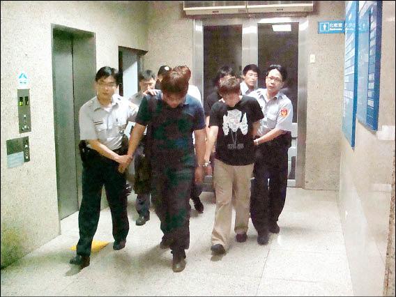 警方逮捕張佑聰等4人送辦。（記者邱俊福攝）