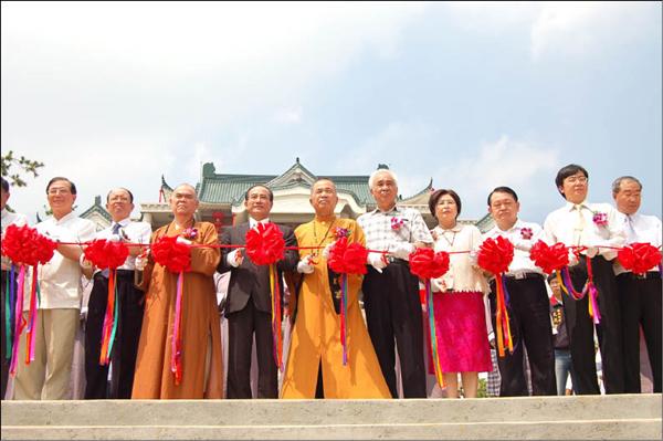 易經大學風水學院大樓落成，混元禪師（左五）、立法院長王金平（左四）與前考試院長姚嘉文（右五）共同剪綵。（記者陳信仁攝）