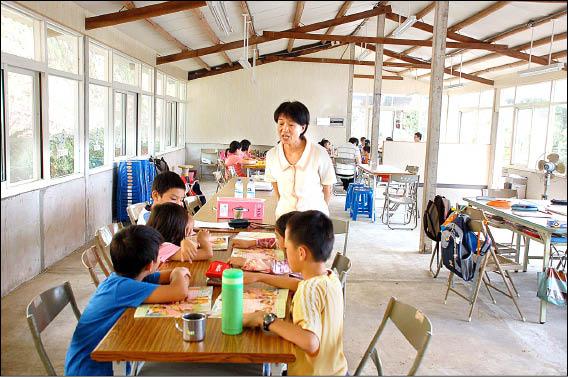 交通中斷、學校安全亮紅燈，草嶺國小學童在草嶺村避難中心上課。<br>（記者黃淑莉攝）