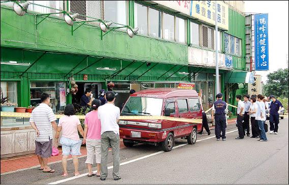 台中縣龍井鄉家具店老闆，在自家遭殺害，警方拉起警戒線。（記者陳建志攝）