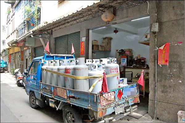 瓦斯行未嚴禁煙火搬運工抽菸瓦斯行 無安全疑慮但會更注意安全規定 社會 自由時報電子報