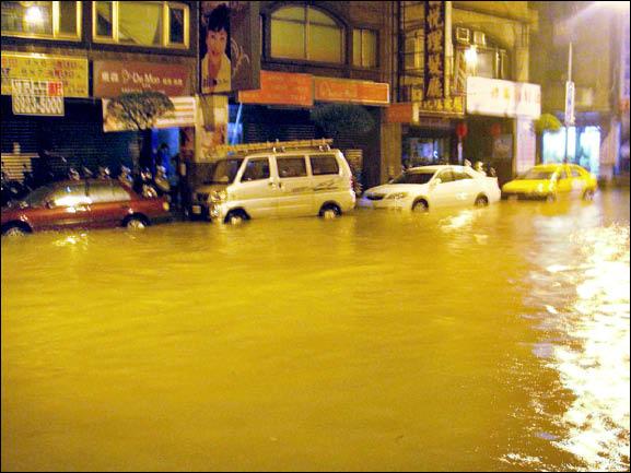 薔蜜颱風環流昨日凌晨就為大台北地區帶來豪雨，永和市永貞路、永利路一帶，疑因排水不良陸續積水，最高達五十公分，看起來一片汪洋，超過百輛汽、機車車身泡水，積水清晨五點前紛紛退去。<br>（永利消防分隊提供，記者黃立翔翻攝）