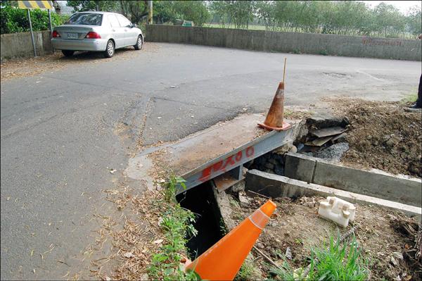 寶塔寺在道路鋪設鐵板，卻被民眾陳情破壞農田灌溉。（記者謝武雄攝）