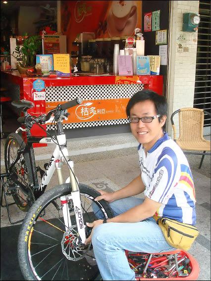 林易達的複和式單車店，是結合單車、與飲料店的概念，也成為車友休息、聚會場所。（記者林孟婷攝）