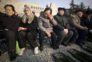 南京大屠殺71周年和平集會昨日舉行，許多倖存者連同家屬一起到場悼念。（路透社）
