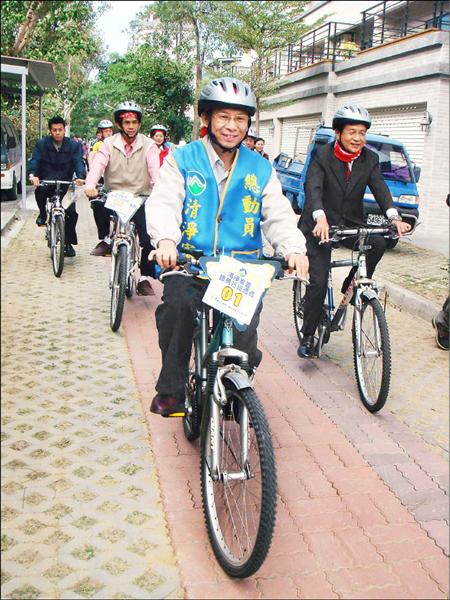 環保署長沈世宏（前）與台南市長許添財，以騎單車方式，考核鄰里環境清潔。（記者林孟婷攝）