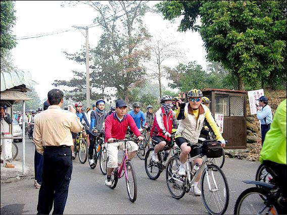 踩風關子嶺活動昨天吸引上千位車友參加，關子嶺自行車路線值得單車愛好者親身體驗，一覽關子嶺美景。（記者楊金城攝）