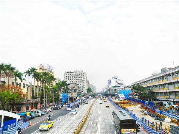 民權東路林森北路口的捷運新莊線車站，北側是中山國小，南側是新興國中，地方卻堅持站名要用易和其他混淆的「中山國小站」。（記者洪敏隆攝）