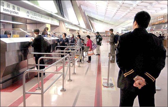 桃園機場前天發生外勞翻越證照查驗櫃檯回流事件後，移民署國境事務大隊已經加強人員查察。（記者朱沛雄攝）