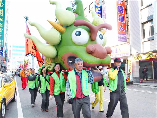 宜蘭縣政府昨天在羅東鎮舉辦趕年獸活動，出動造型年獸踩街，為宜蘭年除夕守歲晚會暖身。（記者江志雄攝）