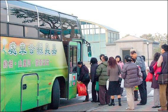 油價直直落，嘉義縣公車處通勤月票沒有調降，通勤族指不合理。<br>（記者蔡宗勳攝）