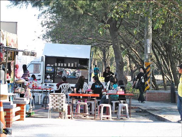 安平橋頭海灘公園新景點，引來攤販聚集影響環境品質。（記者洪瑞琴攝）<br>