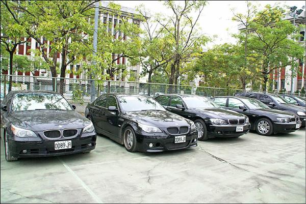 雲林縣警局查獲竊盜集團贓車，車牌還是經過變造的AB車。（記者鄭旭凱攝）