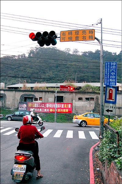 「右轉燈亮時可機會右轉」，拗口的文字讓人弄不清文意。（記者何玉華攝）