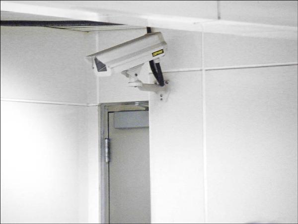 捷運新埔站內到處可見監視器,調閱監視畫面都沒看到任何人影。(記者洪敏隆攝) 捷運新埔站內到處可見監視器,調閱監視畫面都沒看到任何人影。(記者洪敏隆攝)