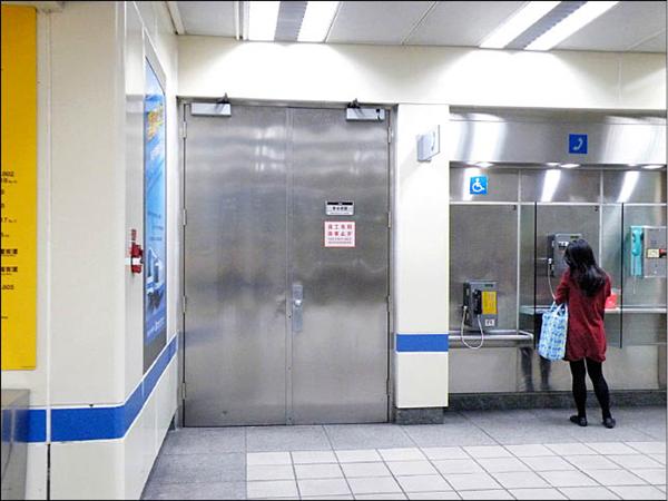 捷運新埔站員工稱聽見莫名敲門聲,他的辦公室就位於這扇門裡面。(記者洪敏隆攝) 捷運新埔站員工稱聽見莫名敲門聲,他的辦公室就位於這扇門裡面。(記者洪敏隆攝)