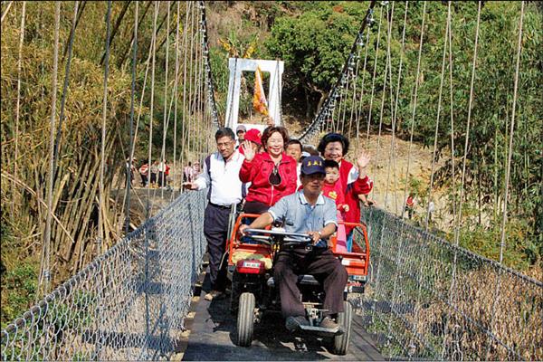 何明德行善團興建的「行投吊橋」堅固，農用搬運車也能行駛。（記者佟振國攝）